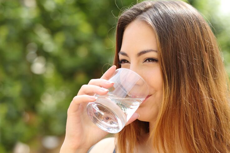Todo lo que necesitas hacer con la dieta para perezosos es beber suficientes líquidos.