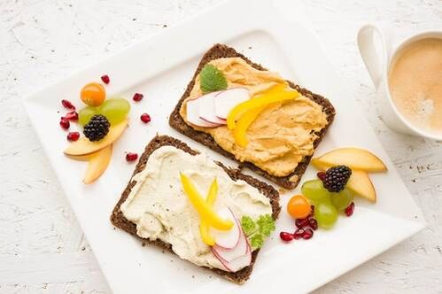 sándwiches y fruta en una dieta cetogénica